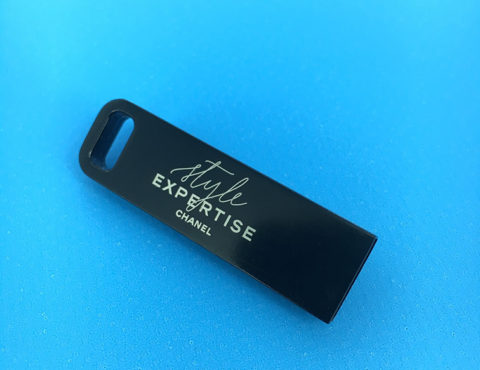 Clé USB IRON noire en métal avec gravure laser