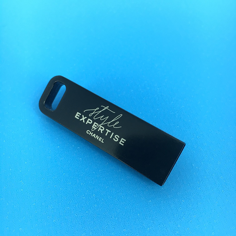 Clé USB IRON noire en métal avec gravure laser