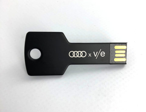 Clé USB noire avec gravure laser – AUDI