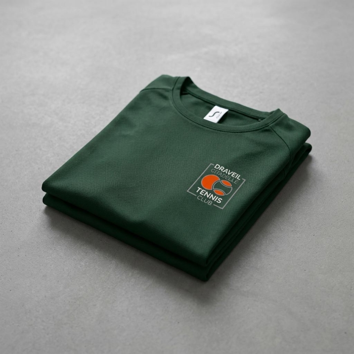 Maillot de sport en polyester respirant avec le logo du club imprimé côté coeur et un visuel du club dans le dos