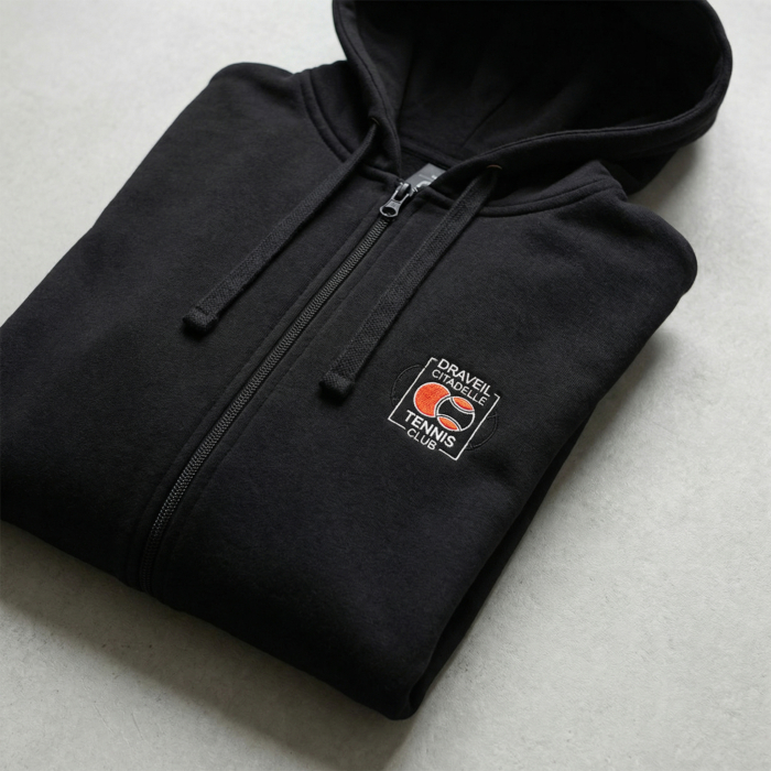 Sweat shirt zipé à capuche du Tennis Club Citadelle de Draveil avec le logo du clud imprimé côté coeur et un visuel du club dans le dos